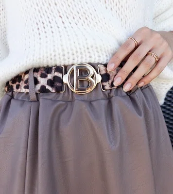 Gemre Dark beige long skirt adorned with an animal motif belt Hanie