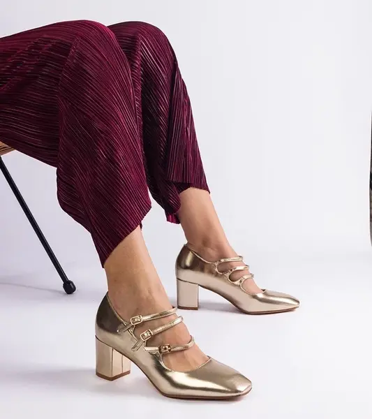 Gemre Gold pumps with decorative buckles Izida