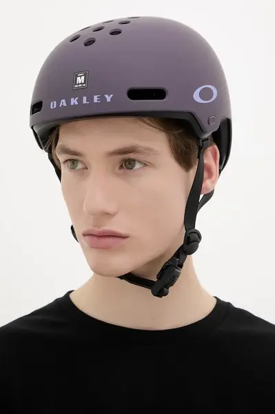 Oakley helma