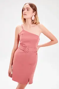 Trendy dámske šaty na jedno ramienko s opaskom
