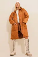 Trend Alaçatı Stili Women&#039;s Camel Double Pockets Front Double Zipper Hooded Long Puffer Coat