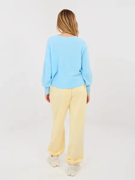 Svetložlté nohavice s kvetinovým detailom