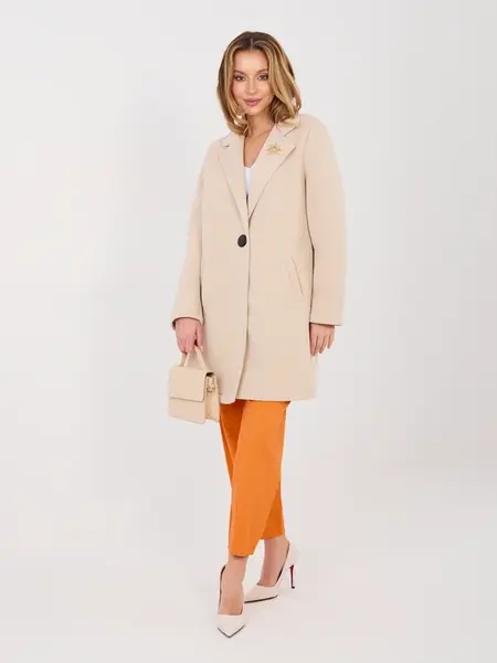 Béžový kabát s jedným gombíkom