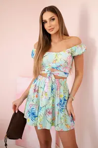 Set with mint flowers