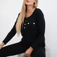 Set with a neckline with black snaps