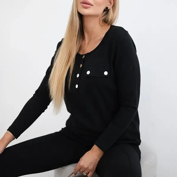 Set with a neckline with black snaps