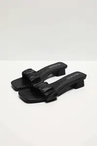 Dámske čierne žabky s malým podpätkom