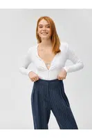 Koton svetr s perlovými knoflíky, výstřihem do V, přiléhavý střih