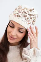 Dámska zimná čiapka s dekoratívnymi kryštálmi