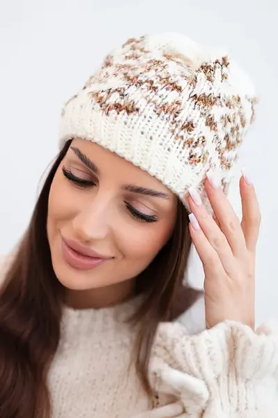 Dámska zimná čiapka s dekoratívnymi kryštálmi