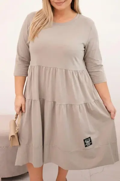 Plus size šaty s volány a ohrnovacími rukávy