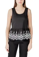 Černý top s krajkou Ichi