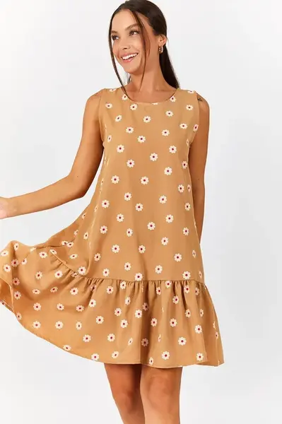 Dámské béžové šaty značky Armonika s vzorem sedmikrásek, bez rukávů a s volánky.