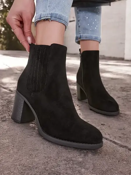 Resti women's boots on a post Tomino