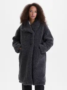 Tmavosivý dámsky kabát z umelej kožušiny