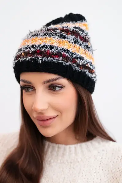 Dámská zimní čepice s dekorativními krystaly