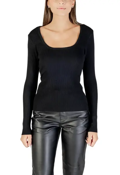 Čierny sveter s čipkovaným chrbtom