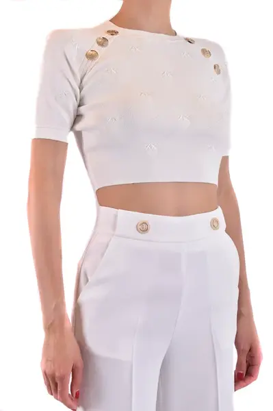 Bílý crop top s ozdobnými knoflíčky
