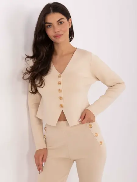Světlý béžový komplet se zlatými knoflíky