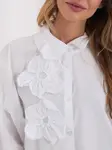 Bílá košile s květinovým detailem