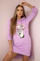 Šaty s delším zadním dílem a barevným fialovým potiskem