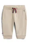 Kojenecké tepláky Tommy Hilfiger béžová barva, KN0KN02203