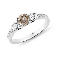 Prsten z bílého 14k zlata s champagne diamantem KLENOTA