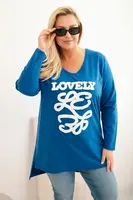 Kesi Dámská blůza Plus Size bavlněná s nápisem a výstřihem do V chabrová