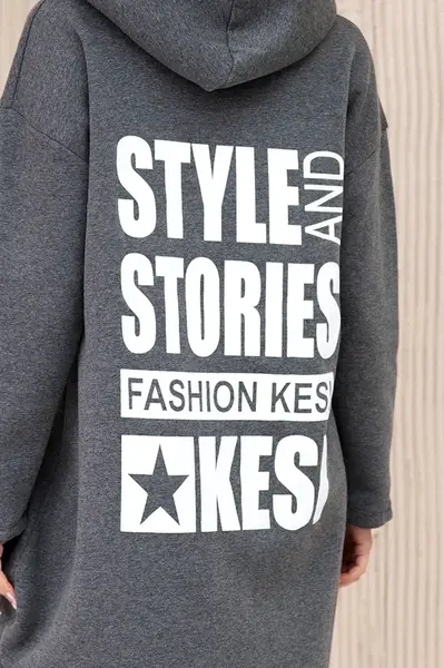 Vatovaná mikina s dlouhým zadním dílem a kapucí z grafitu