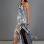 Carmen Indigo tištěné dlouhé večerní šaty s jedním rukávem a rozparkem