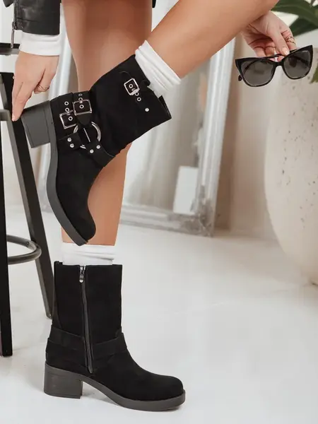 Čierne členkové čižmy s prackami