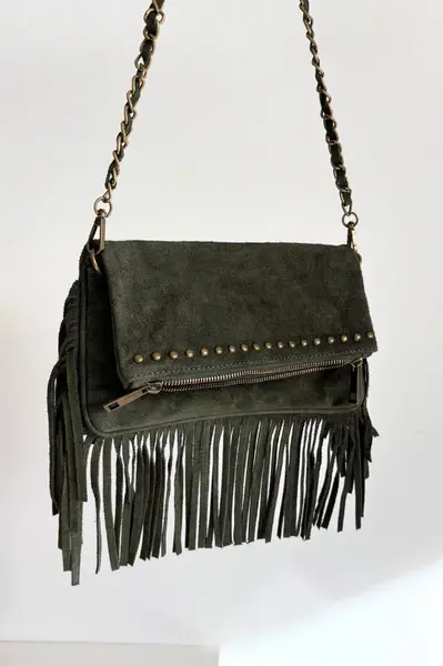 Semišová kabelka s řetízkem a třásněmi