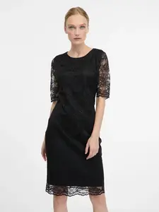 Čierne čipkované puzdrové šaty