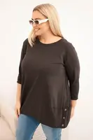 Plus size dámska blúzka s ozdobnými gombíkmi