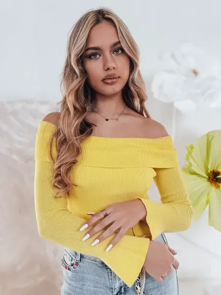 Žlutý svetr s odhalenými rameny