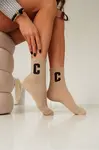 Milena Dámske Bavlnené Ponožky S Písmenom C Béžové