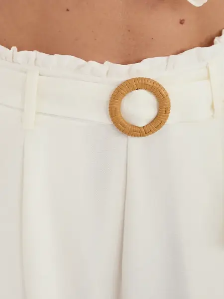 Bílé letní šortky s kapsami