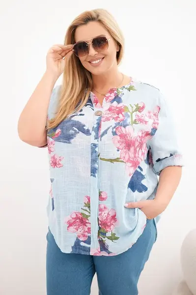 Plus size dámska blúzka s kvetinovým vzorom