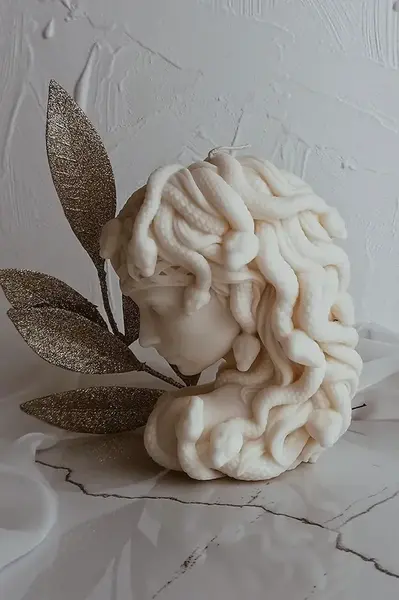 Dekorativní svíčka Temida Medusa 600 g béžová barva