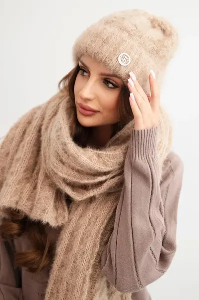 Kesi Dámsky komplet čiapka a šál prúžkovaný s ozdobou camelový