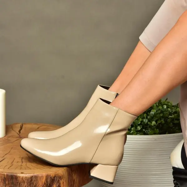 Fox Shoes R654012408 Dámské kozačky na silném podpatku z lakované kůže