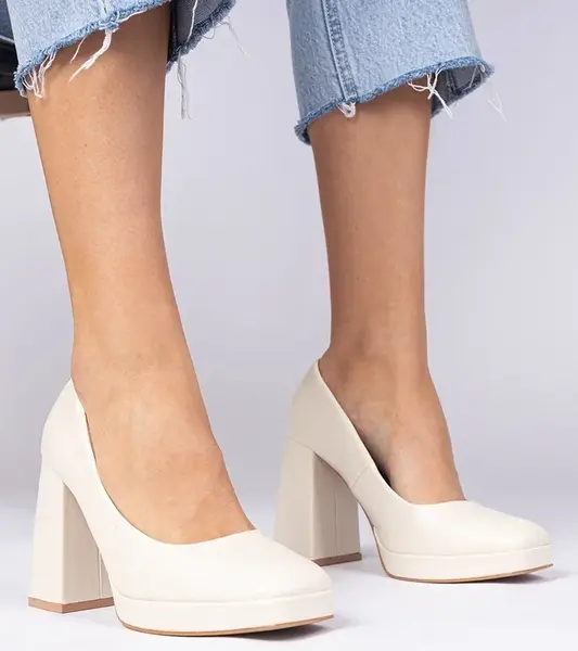 Gemre Beige pumps with a chunky block heel and square toe Irenois