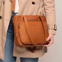 Dámska kožená kabelka The Chesterfield Brand Alena - koňak