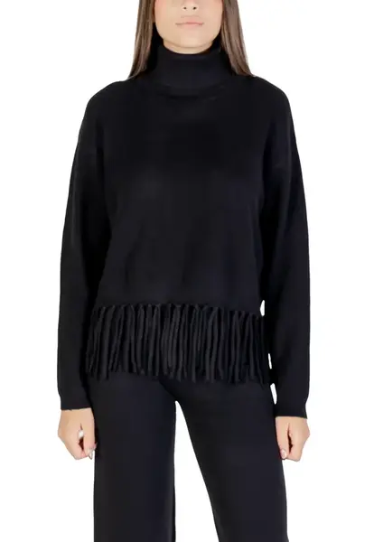 Černý rolákový svetr s třásněmi