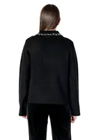 Černý svetr s ozdobným límcem