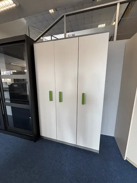 Šatní skříň Smyk - šedá/bílá + zelené úchyty