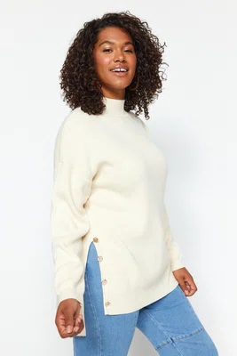 Trendyol Curve Cream Button Detailní svetr z pleteného roláku