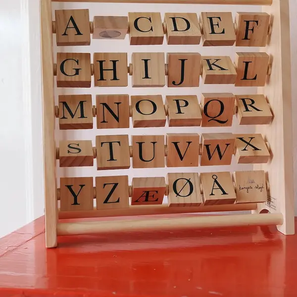 Manipulační hračka Konges Sløjd ABC WOODEN BLOCK FRAME FSC KS5622