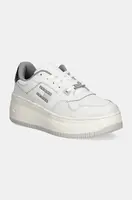 Sneakers boty Tommy Jeans TJW RETRO BASKET FLATFORM METAL bílá barva, EN0EN02607