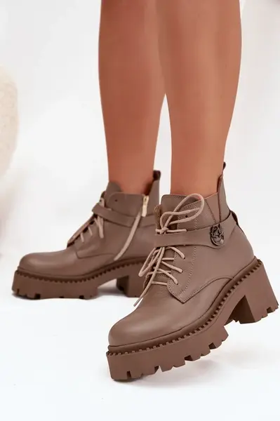 Kožené dámské kotníkové boty na klínu s ozdobným páskem zateplené Zazoo